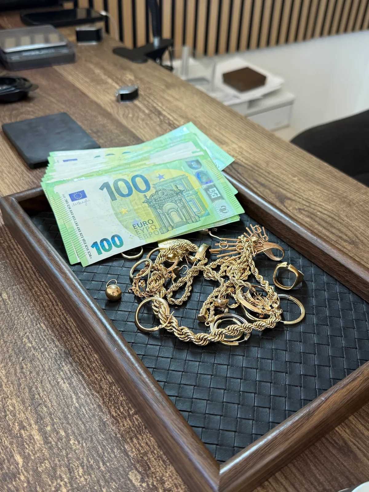 Sofortige Barauszahlung beim Goldankauf – Gold und 100-Euro-Scheine bei Karat Direkt Baden